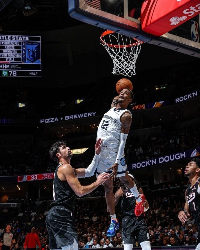 <a href='/bnkls-news/bnkls-tag/bnkls-2090.html' style='color: blue;'>NBA常规赛</a>:灰熊大胜开拓者,莫兰特复出闪耀全场