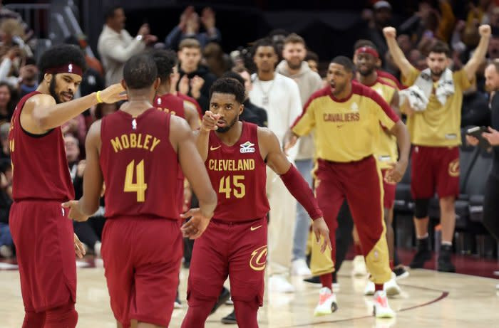 骑士高歌猛进，率先斩获20胜荣耀