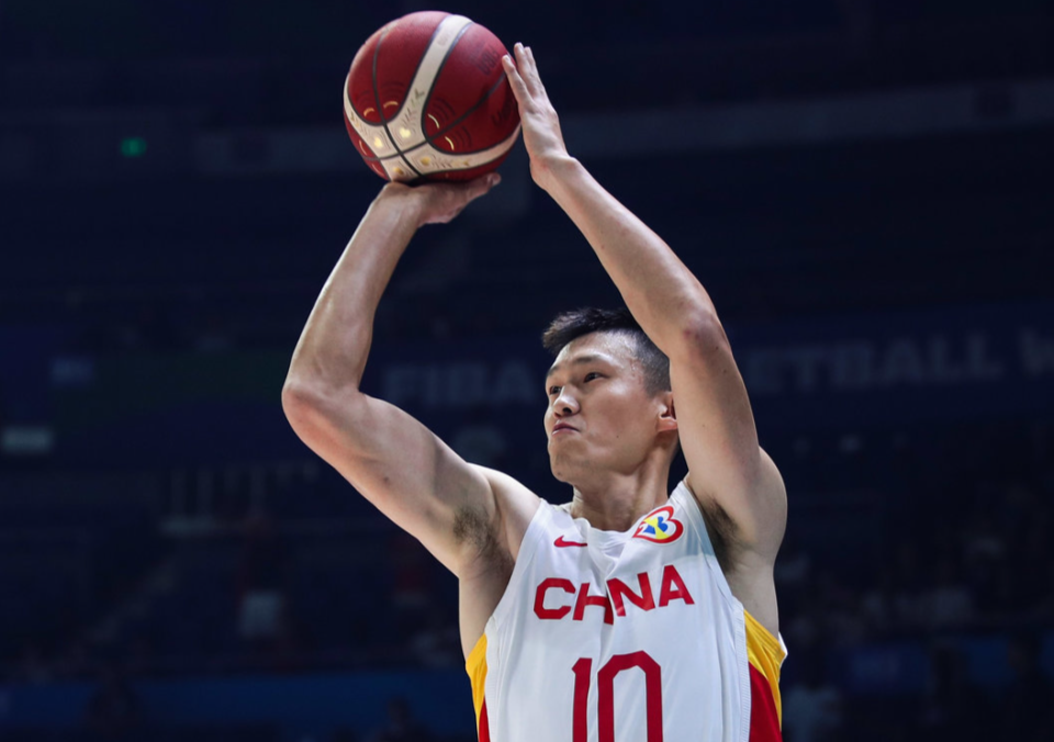 周鹏<a href='/echao-news/echao-tag/echao-18362.html' style='color: blue;'>里程碑之夜</a>：CBA历史得分榜再攀升，现役第五位传奇续写