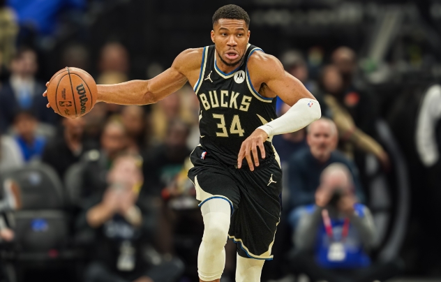 利拉德火力持续，雄鹿强势前行