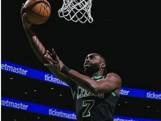 凯尔特人对阵老鹰：半场回顾，杰伦・布朗表现亮眼