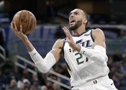 戈贝尔闪耀半场，森林狼战平骑士