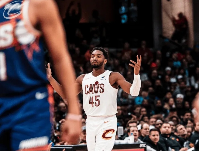 米切尔连续高光，骑士大胜太阳，统治力尽显