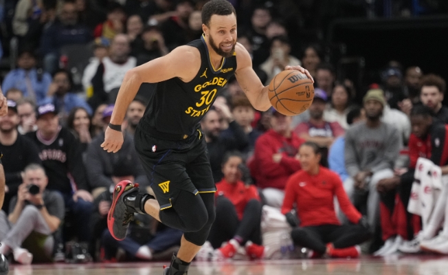 半场困境：库里孤勇难支，勇士亟待破局》