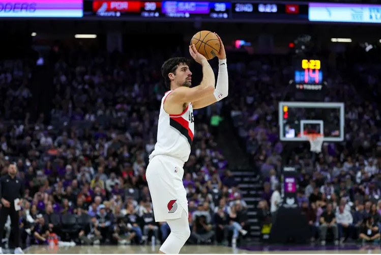 雷霆半场领先开拓者，阿夫迪亚闪耀