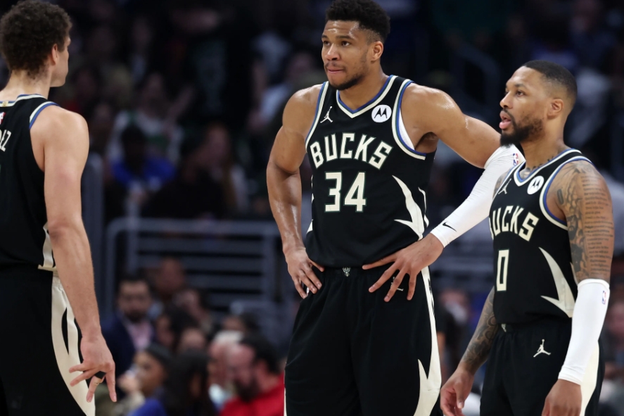 缺兵少将仍破敌：雄鹿硬撼快船，字母哥力挽狂澜