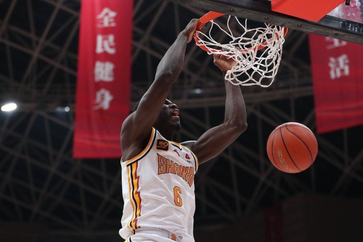 迪亚洛不惧<a href='/echao-news/echao-tag/echao-21339.html' style='color: blue;'>伤病挑战</a>，冲击NBA+CBA双料扣篮王