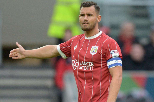 蓝月剑指三分遇维拉利刃：2025英超争冠天平的摇摆时刻