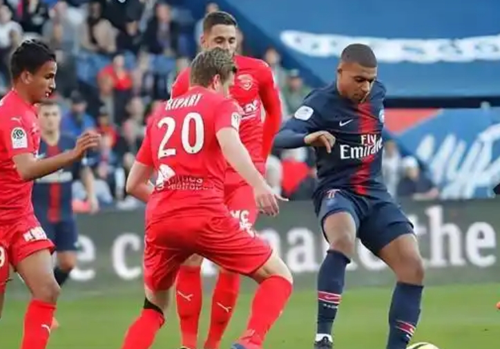 里尔:法甲赛场上的“坚韧雄狮”