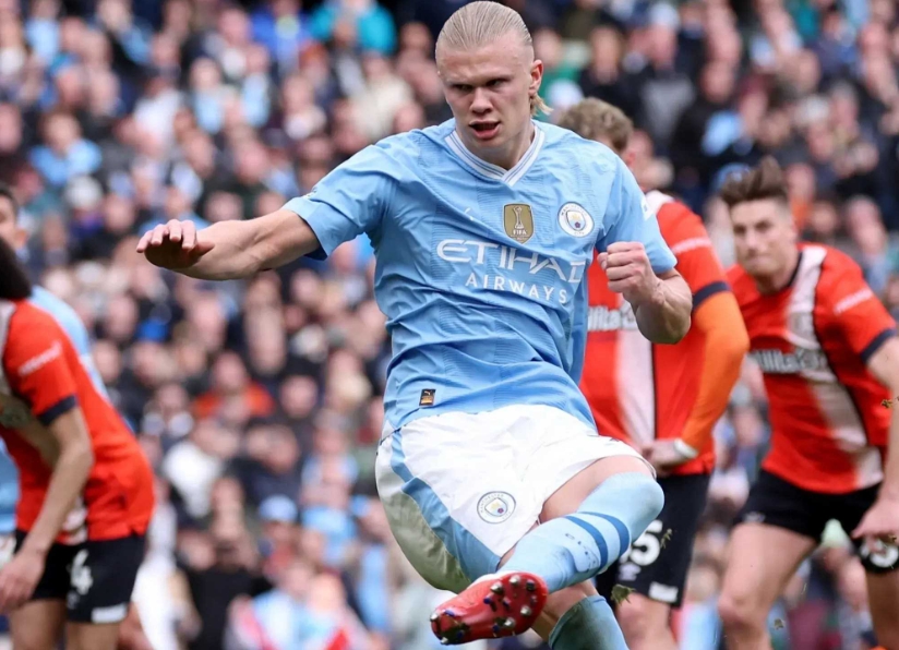 “曼城：英超星河中璀璨的蓝色巨舰”