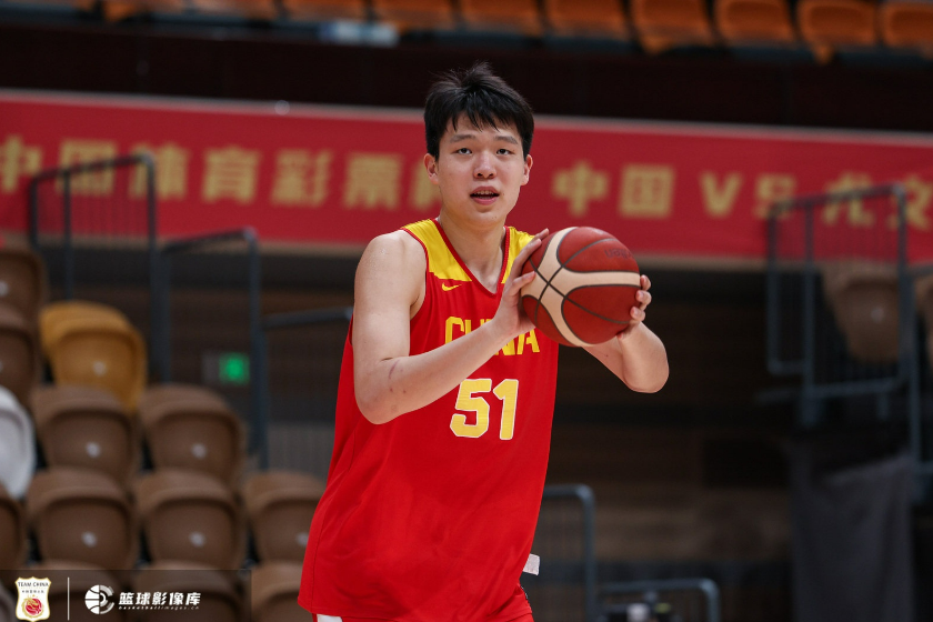 媒体人盛赞杨瀚森：拳拳报国心，坚定为国战