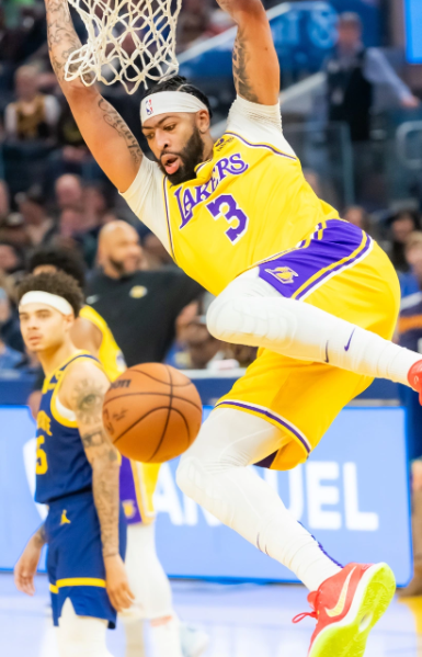8月18日讯，NBA on espanol在社交平台X上更新动态，晒出一组关于迈克尔&middot;乔丹的硬核历史数据，再度**迷感受到篮球之神的独一无二。数据显示，迈克尔&middot;乔丹在1995至1998年三个完整赛季中，实现连续三年82场常规赛全勤出战。在巨星普遍负荷管理、伤病频发的NBA赛场，这份持久且稳定的出勤表现放在历史巨星中实属罕见。同时官方公布的生涯阶段数据更为惊艳，三年间乔丹场均砍下29.6分6.1篮板4.0助攻1.9抢断0.5盖帽，攻防两端全方位统治赛场，完美印证了&ldquo;迈克尔&middot;乔丹真的与众不同&rdquo;的评价。